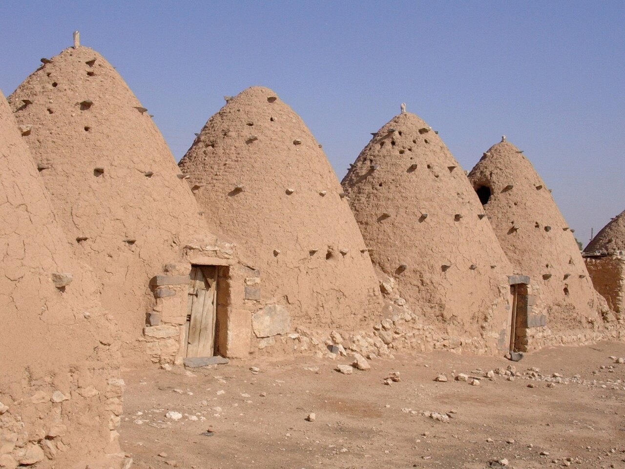 کشف تکنیکهای معماری سنتی؛ میراثی در گل، سنگ و نی