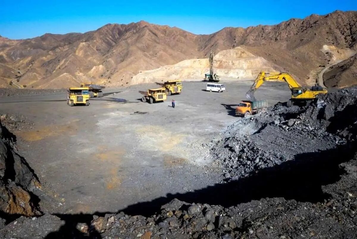 معادن در اکتشاف سرمایهگذار / مهاجرت از معدن روی دور تند