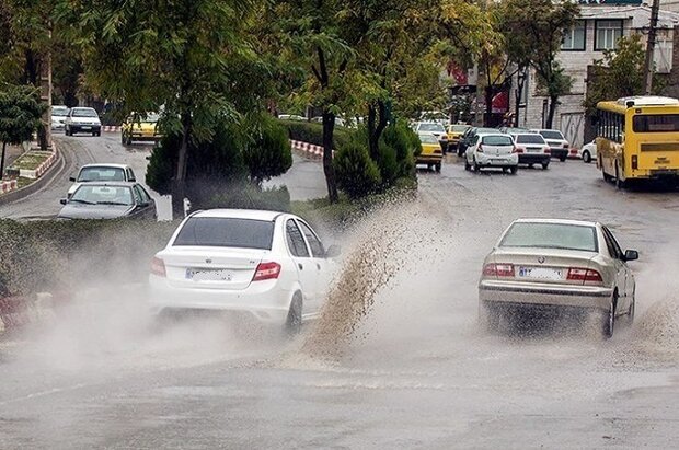 تردد در محورهای مواصلاتی مازندران روان است/ لغزندگی جاده‌ها با بارش برف و باران