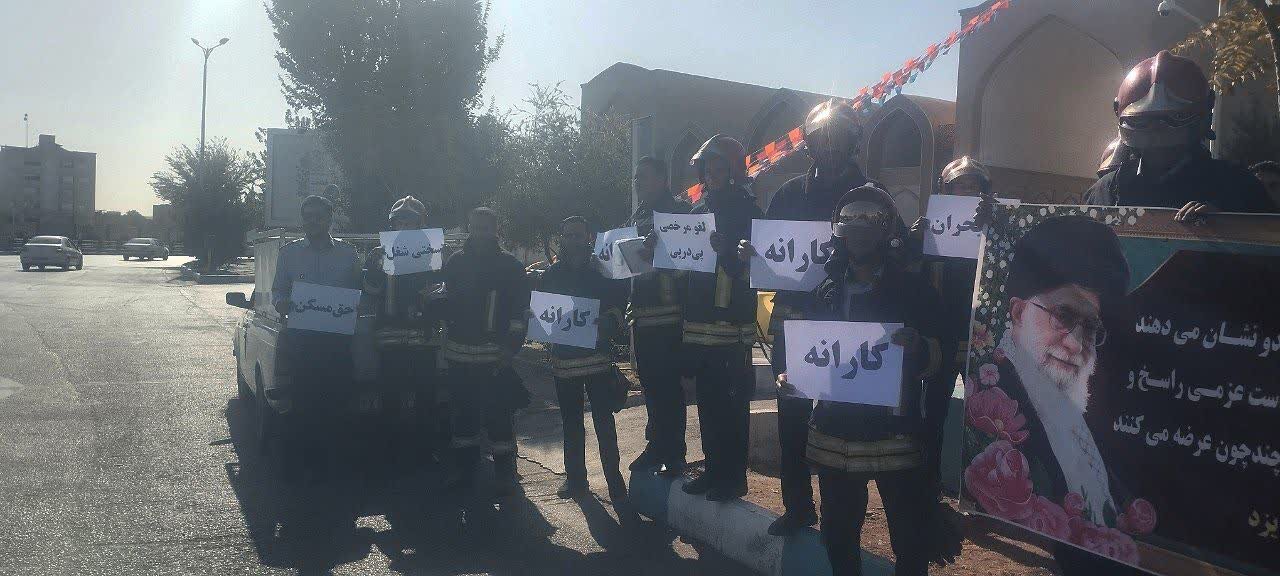 تجمع جمعی از آتشنشانان در محل استانداری یزد + فیلم