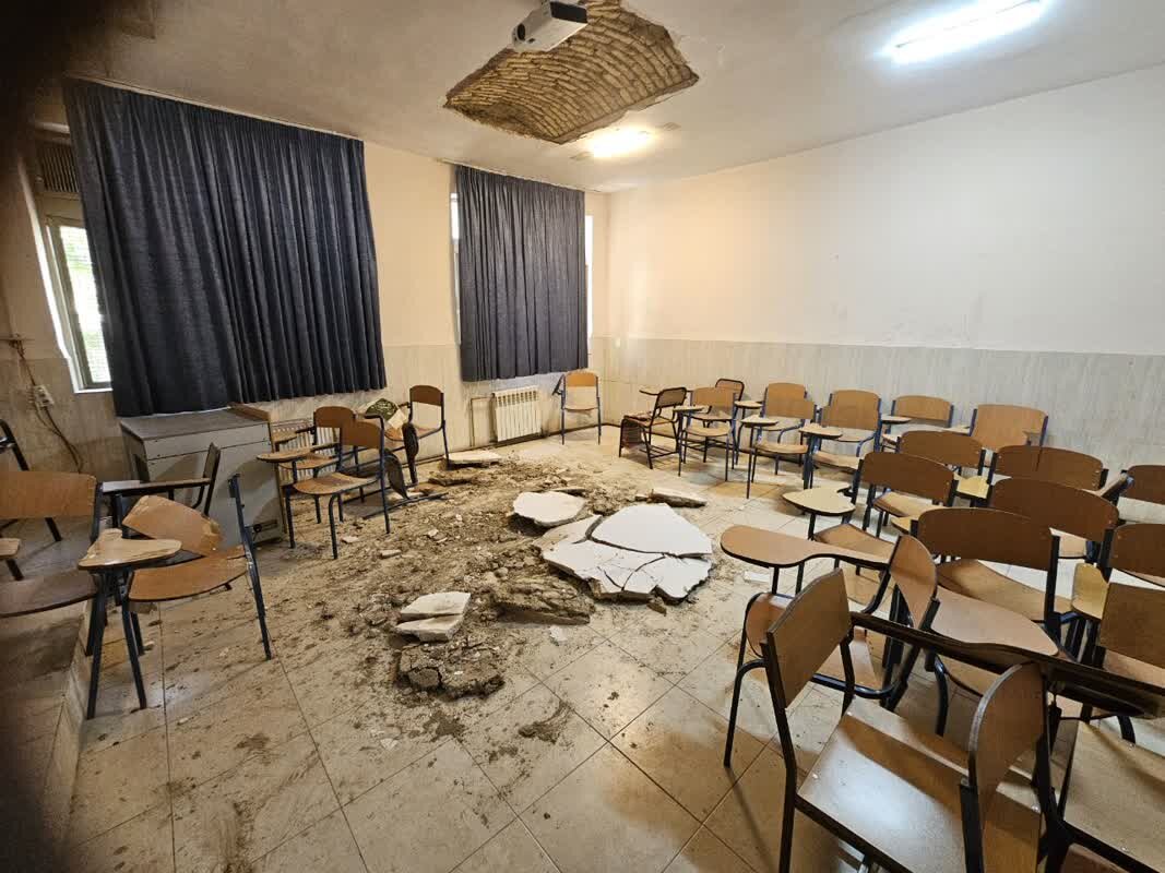 سقف یکی از کلاسهای مدرسه دخترانه در ناحیه ۴ اصفهان فروریخت / ۵ دانشآموز مصدوم شدند + عکس