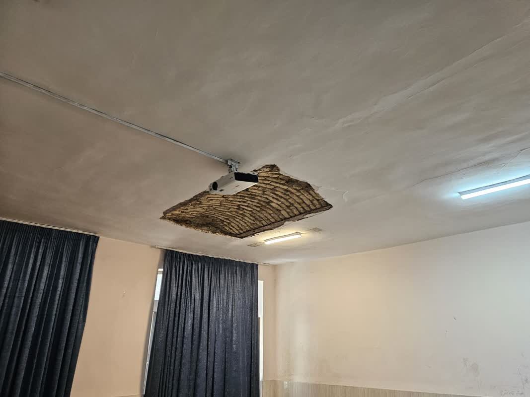 سقف یکی از کلاسهای مدرسه دخترانه در ناحیه ۴ اصفهان فروریخت / ۵ دانشآموز مصدوم شدند + عکس