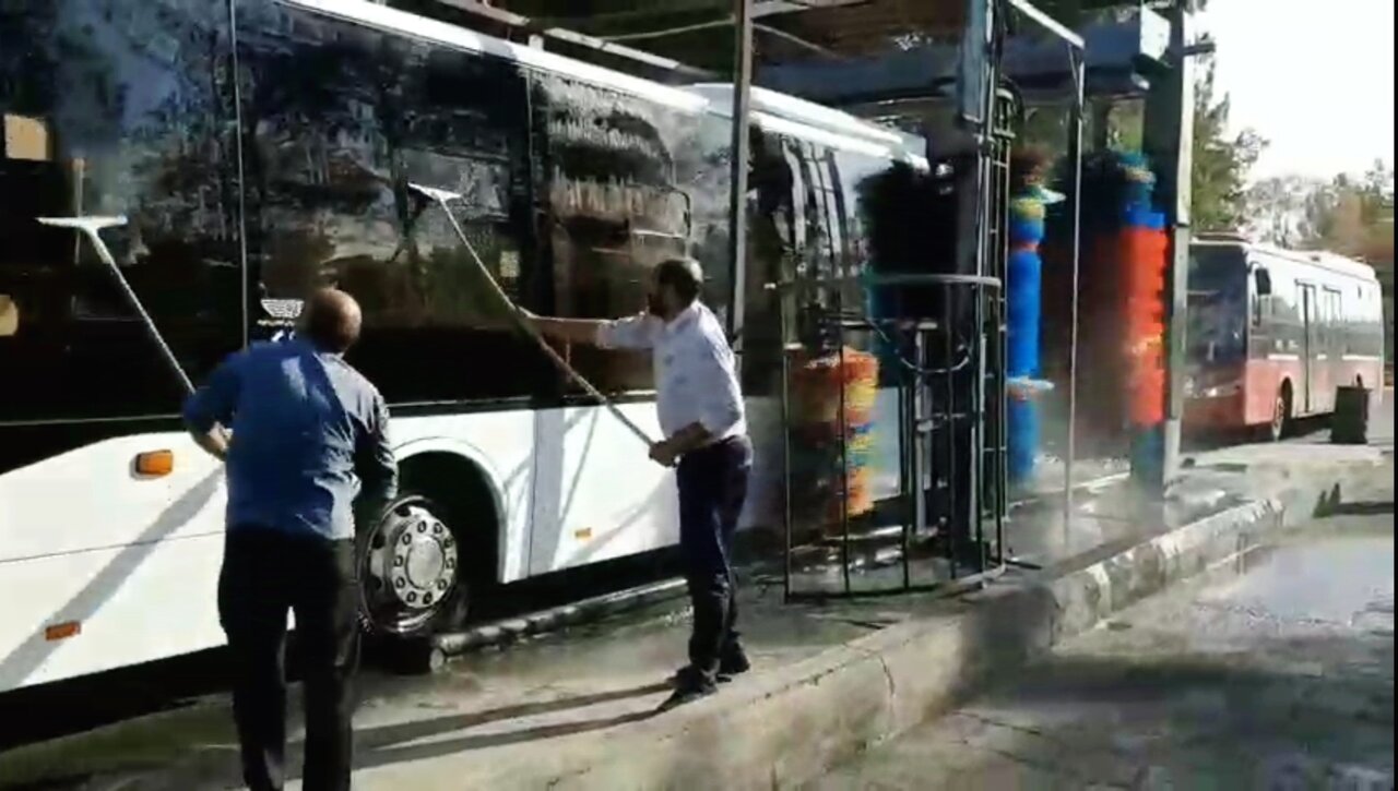 شستوشوی کامل روزانه ۶۰ دستگاه اتوبوس در پایانه شهید مهرابی + فیلم