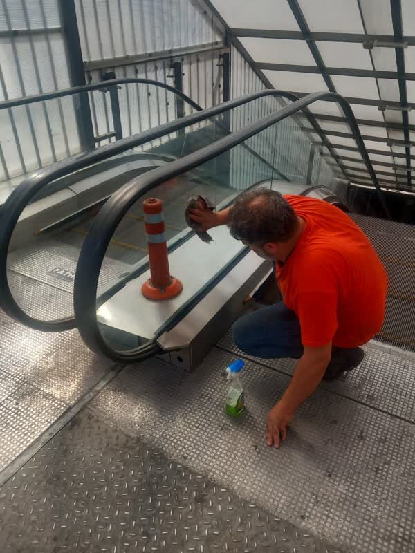 شستوشو و نظافت ۲۷ پل عابر پیاده مکانیزه شهر اصفهان