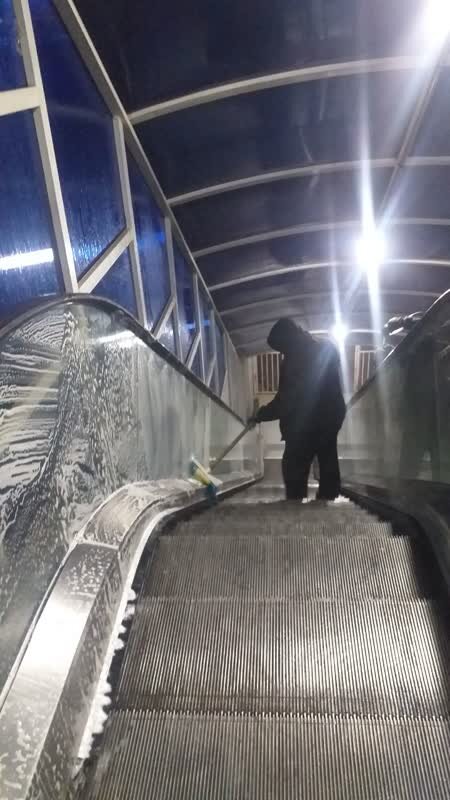 شستوشو و نظافت ۲۷ پل عابر پیاده مکانیزه شهر اصفهان