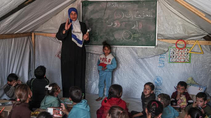 تدریس بین الخیام.. معلمة غزّیة تفتتح فصلا دراسیا فی خیمة النزوح لتعلیم الأطفال | الجزیرة مباشر