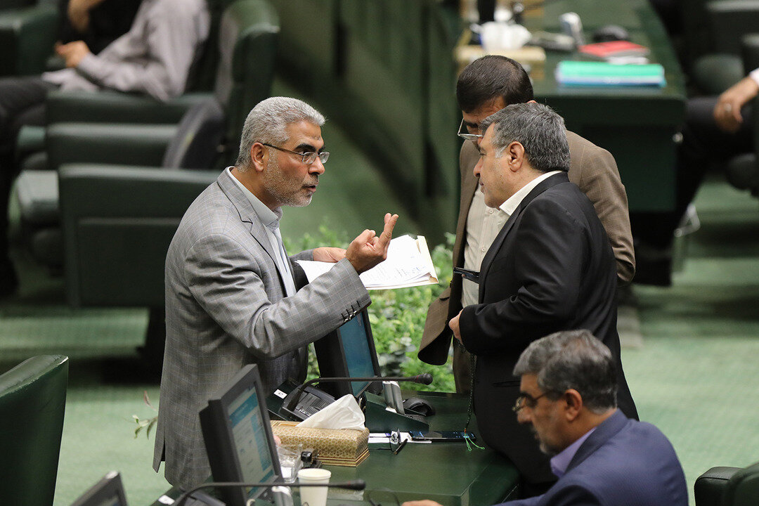 ضرورت برخورد با اخلالگران بازار ارز/ تصمیم درباره هدایای غیرمتعارف نمایندگان