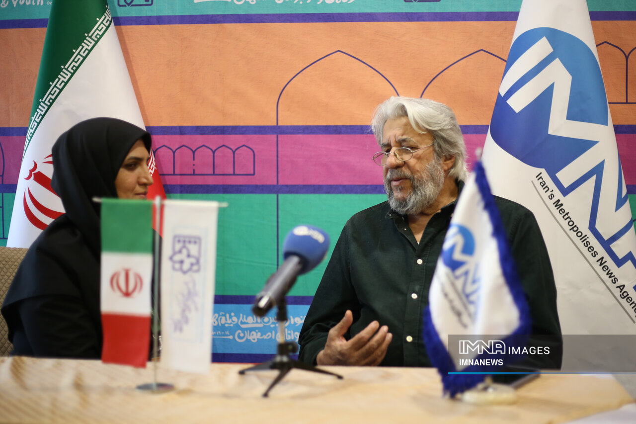 مرکز عالم همین گربه نشسته زیباست