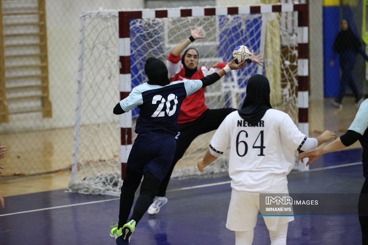 دختران هندبالیست سپاهان؛ جوان اما پرانگیزه