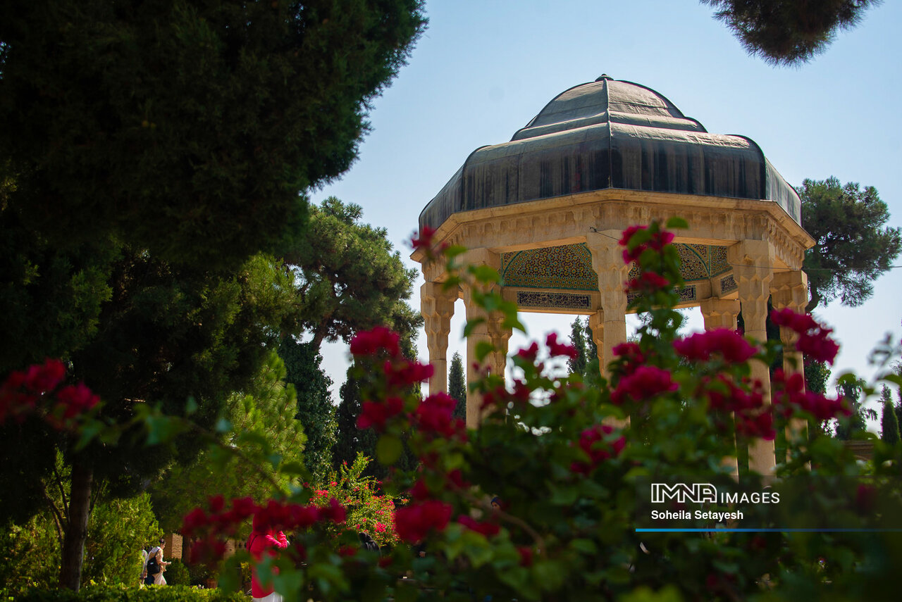 تجلی نور قرآن در دل و جان اشعار پارسی