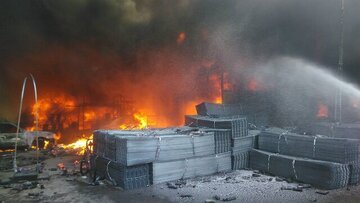 لحظات اولیه آتشسوزی روز گذشته در بازار آهن شادآباد + فیلم