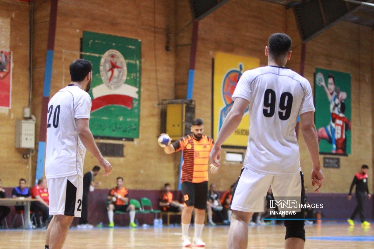 جدال مدعیان در روز صفآرایی گیتیزنها مقابل کازرونیها