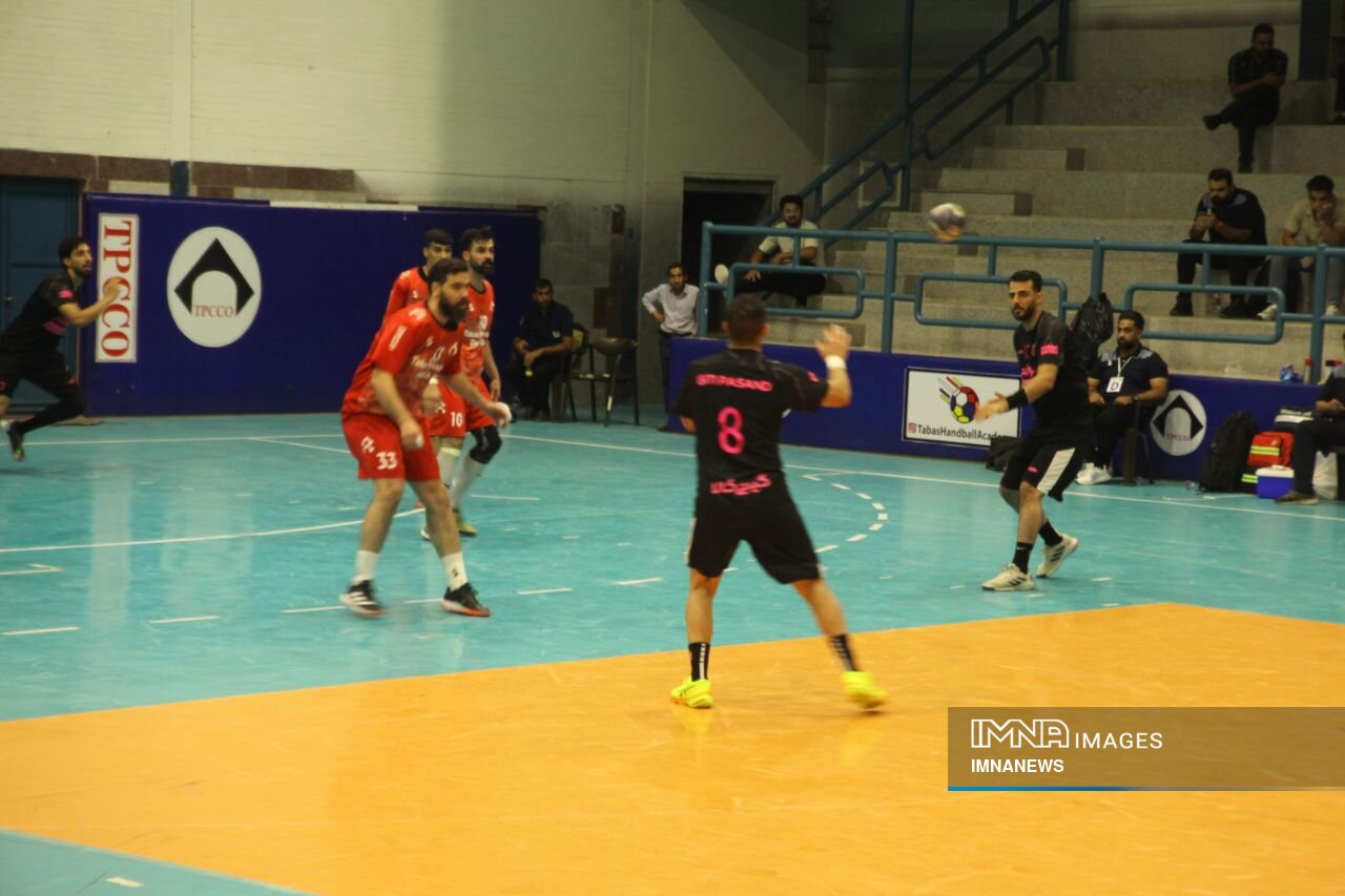 روند طوفانی لارستانیها/ پیروزی طلاییپوشان اصفهان در اراک و گچساران