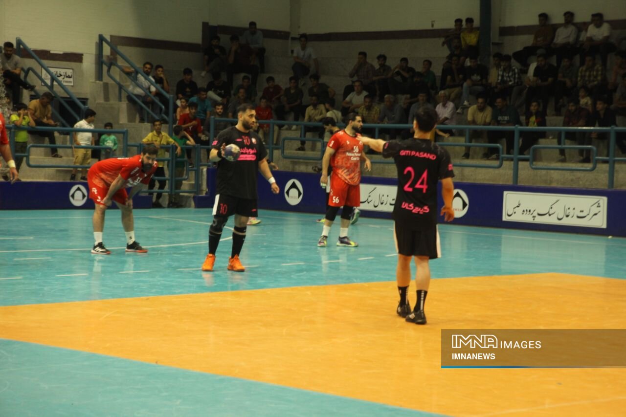 جدال مدعیان در روز صفآرایی گیتیزنها مقابل کازرونیها