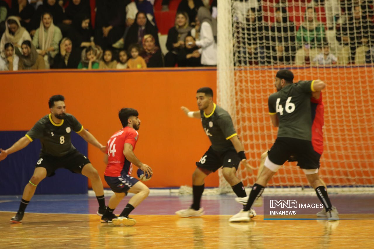 جدال مدعیان در روز صفآرایی گیتیزنها مقابل کازرونیها