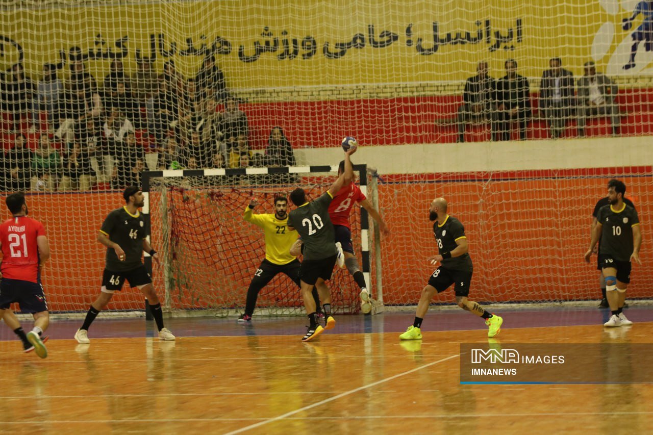 روند طوفانی لارستانیها/ پیروزی طلاییپوشان اصفهان در اراک و گچساران