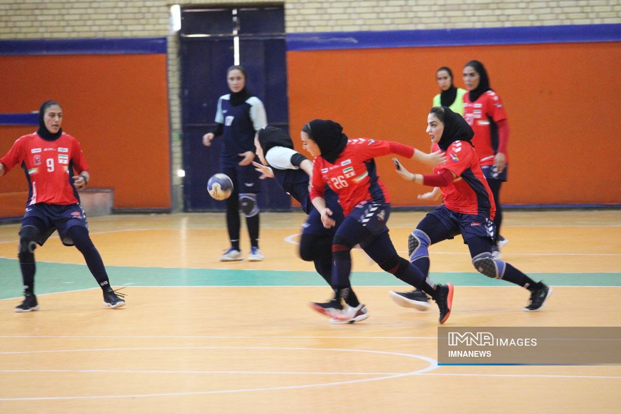 جدال صدرنشینی در گچساران/ دیدار مهم طلاییها در نقش جهان