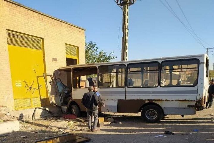 برخورد مینی‌بوس با دیوار در جاده تبریز_آذرشهر ۱۱ مصدوم برجای گذاشت