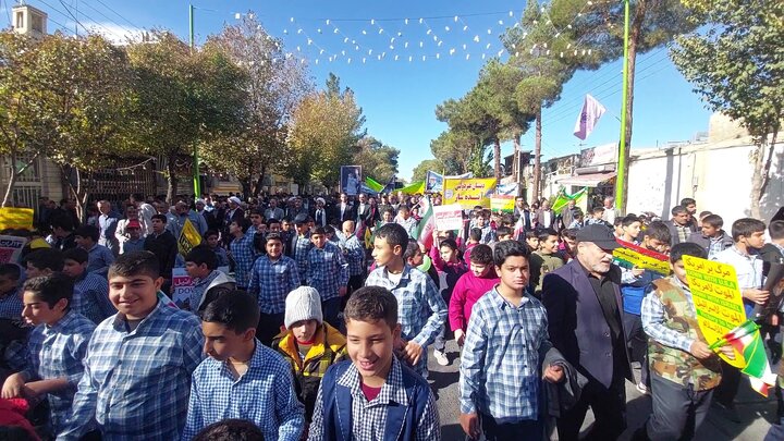 فیلم| راهپیمایی دانش‌آموزان و مردم ولایی شهرستان‌های اصفهان در یوم‌الله ۱۳ آبان