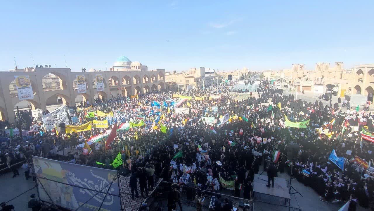 راهپیمایی ۱۳ آبان در یزد با حضور گسترده دانش‌آموزان + فیلم