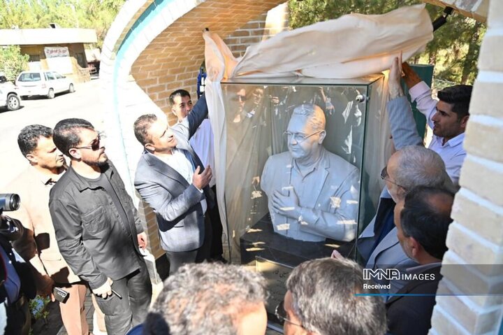 از سردیس بنیان‌گذار گروه تولیدی کاشی فخار رونمایی شد