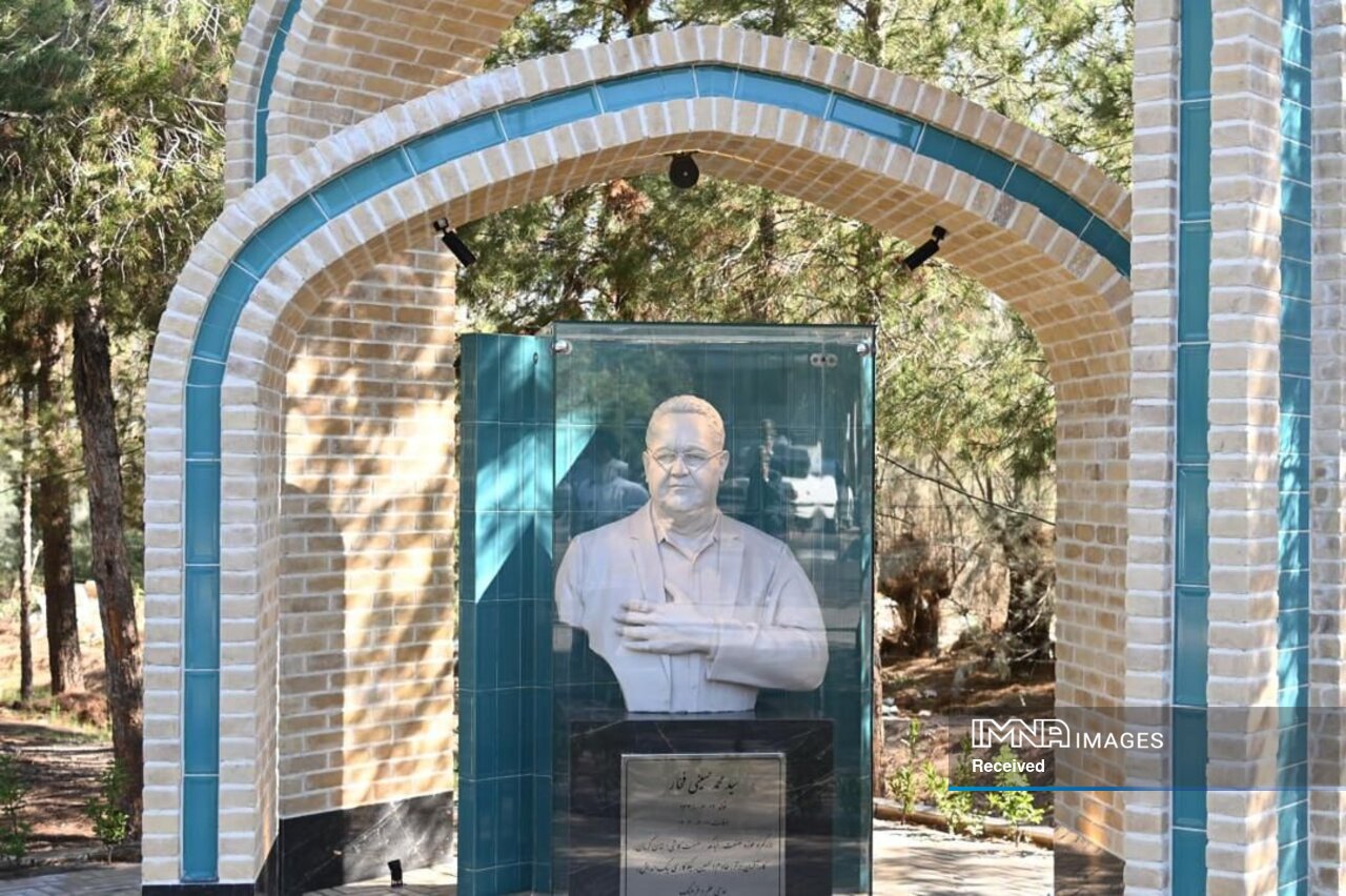 از سردیس بنیانگذار گروه تولیدی کاشی فخار رونمایی شد