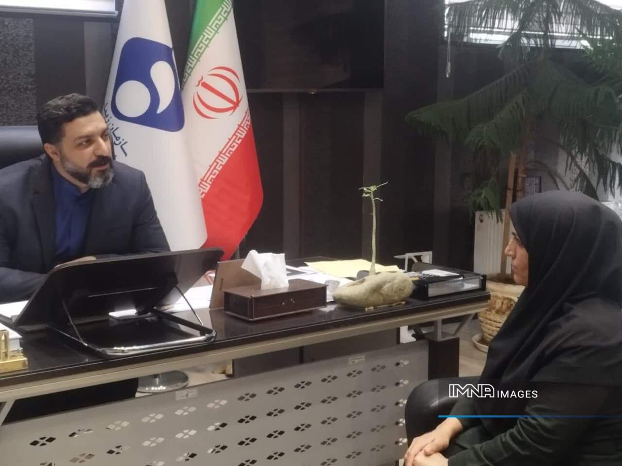 نصب ۴۰ المان لاله در میادین شهر اصفهان ویژه ۲۵ آبان/ دیوار پیکسلی به میدان آزادی میآید