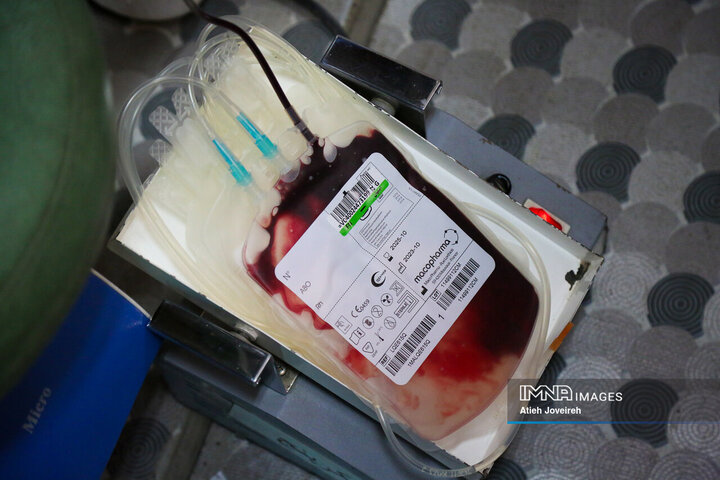 استقبال مردم از پویش اهدای خون در مسیر راهپیمایی ۲۲ بهمن