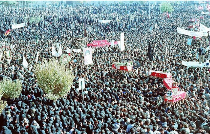 آسمان آبی بود و زمین گلگون از خون لاله‌ها