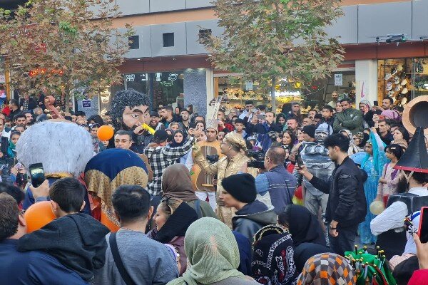 آغاز سیوپنجمبن جشنواره استانی تئاتر کردستان با کارناوال عروسکی