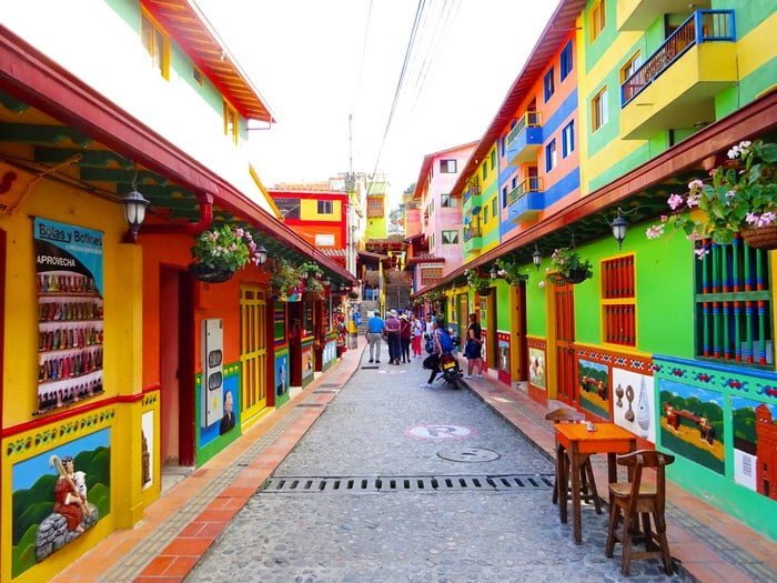 ایجاد فضاهای شهری شاد و اجتماعی با رنگآمیزی خلاق