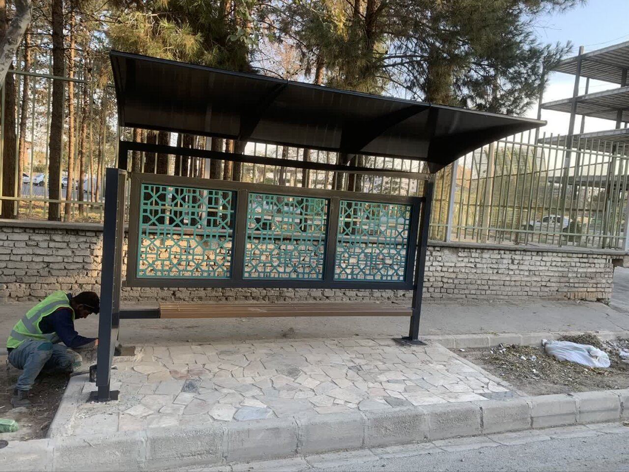 نصب ۱۱ سرپناه طرح جدید اتوبوس در منطقه ۱۰ اصفهان