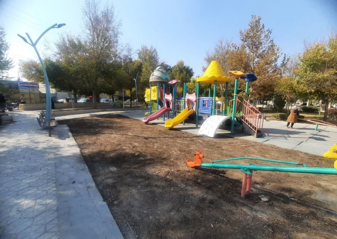 تعویض کفپوشهای سایت بازی پارک لاله برای حفظ ایمنی کودکان