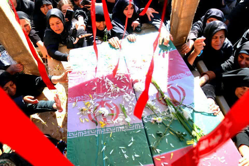 سنگ تمام مردم دورود در استقبال از لالههای فاطمی + تصاویر