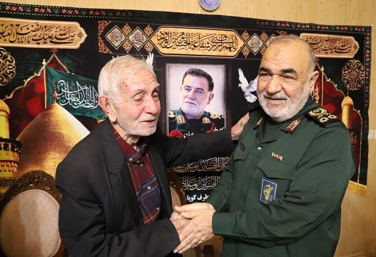 حضور سرلشکر سلامی در منزل پدری شهید نیلفروشان + تصاویر