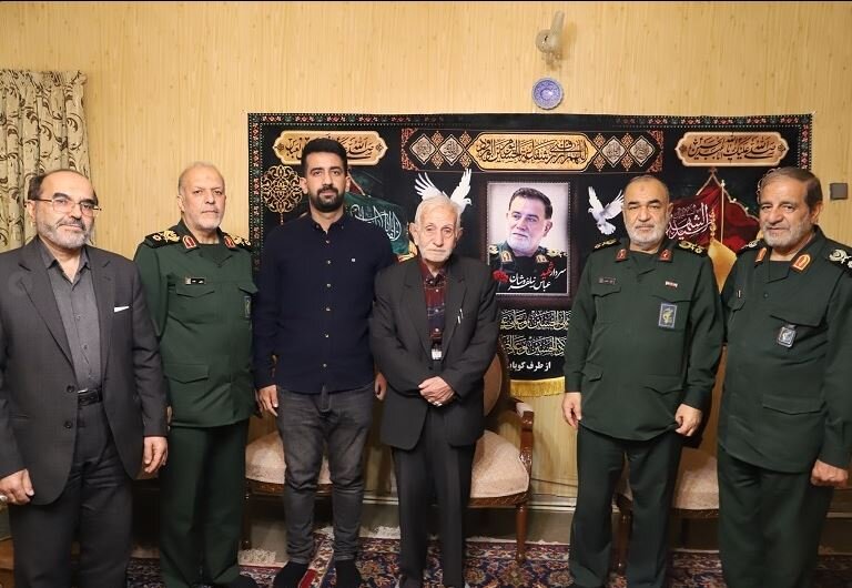 حضور سرلشکر سلامی در منزل پدری شهید نیلفروشان + تصاویر