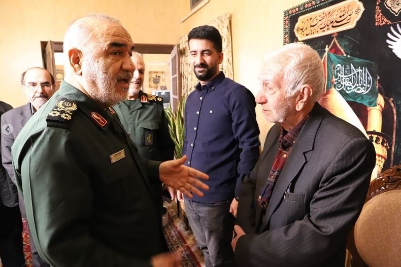 حضور سرلشکر سلامی در منزل پدری شهید نیلفروشان + تصاویر