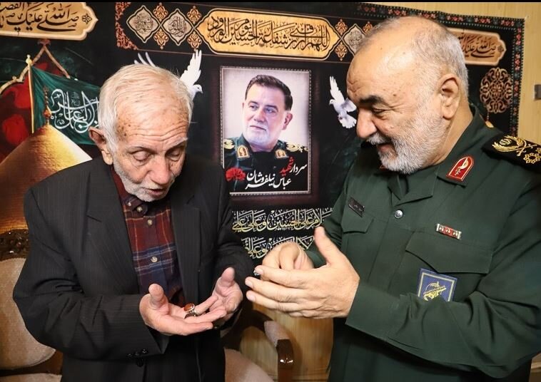 حضور سرلشکر سلامی در منزل پدری شهید نیلفروشان + تصاویر