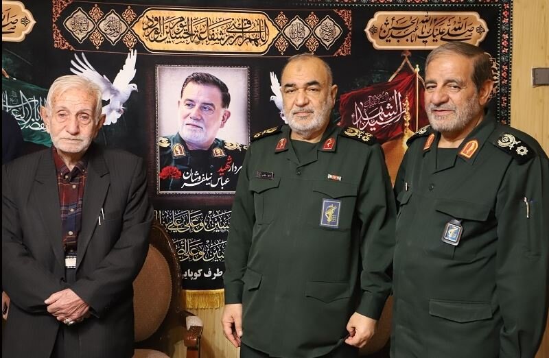 حضور سرلشکر سلامی در منزل پدری شهید نیلفروشان + تصاویر