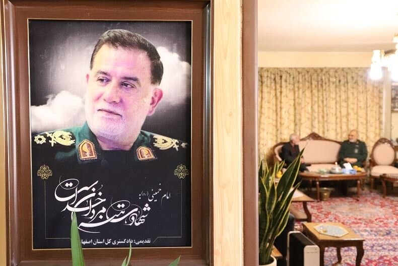 حضور سرلشکر سلامی در منزل پدری شهید نیلفروشان + تصاویر