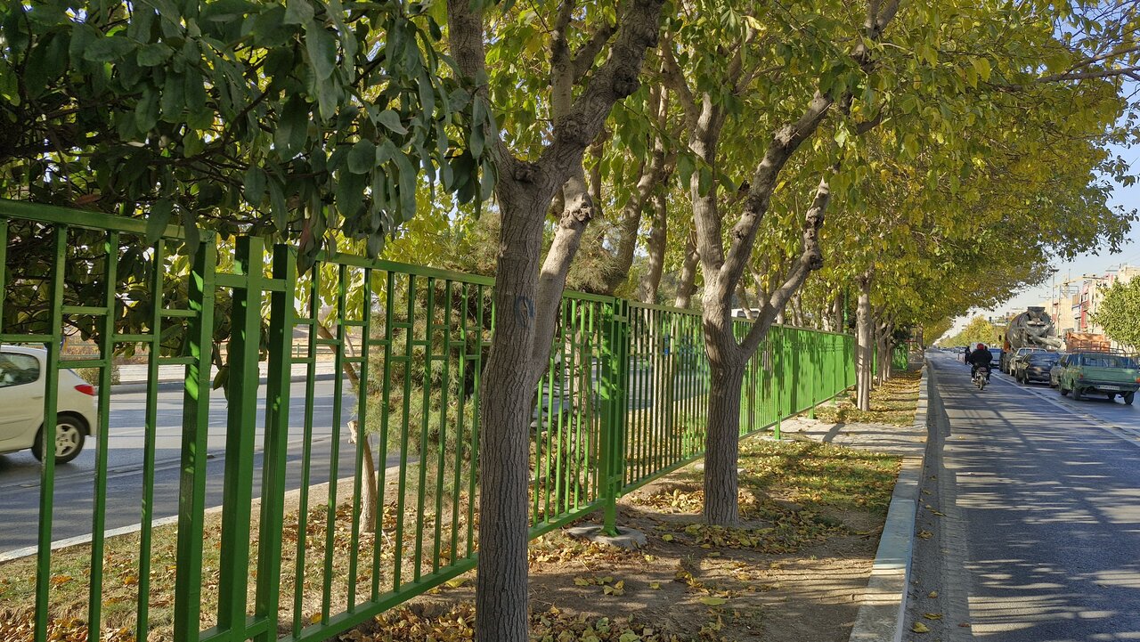 جداسازی ترافیکی خیابان جی با نردهگذاری میانی عملیاتی شد