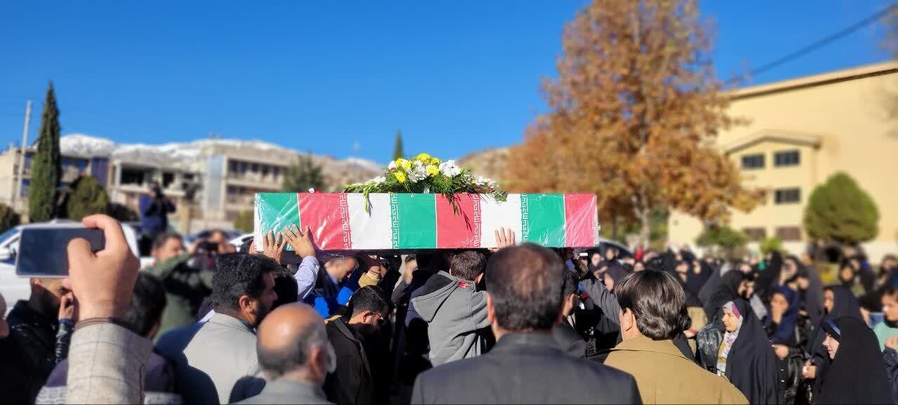 استقبال بینظیر دانشجویان دانشگاههای یاسوج از پیکر مطهر شهدای خوشنام+عکس