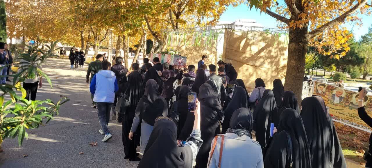 استقبال بینظیر دانشجویان دانشگاههای یاسوج از پیکر مطهر شهدای خوشنام+عکس