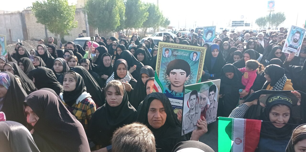 میزبانی باشکوه مردم بهمئی از لالههای خوشنام+عکس