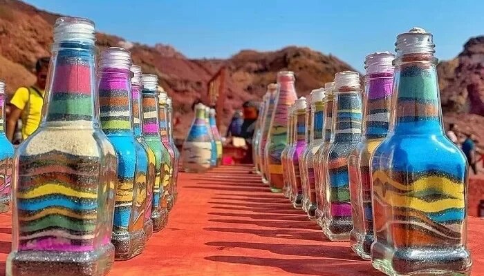 هرمز، تابلوی زندهای با رنگهایی بیرقیب