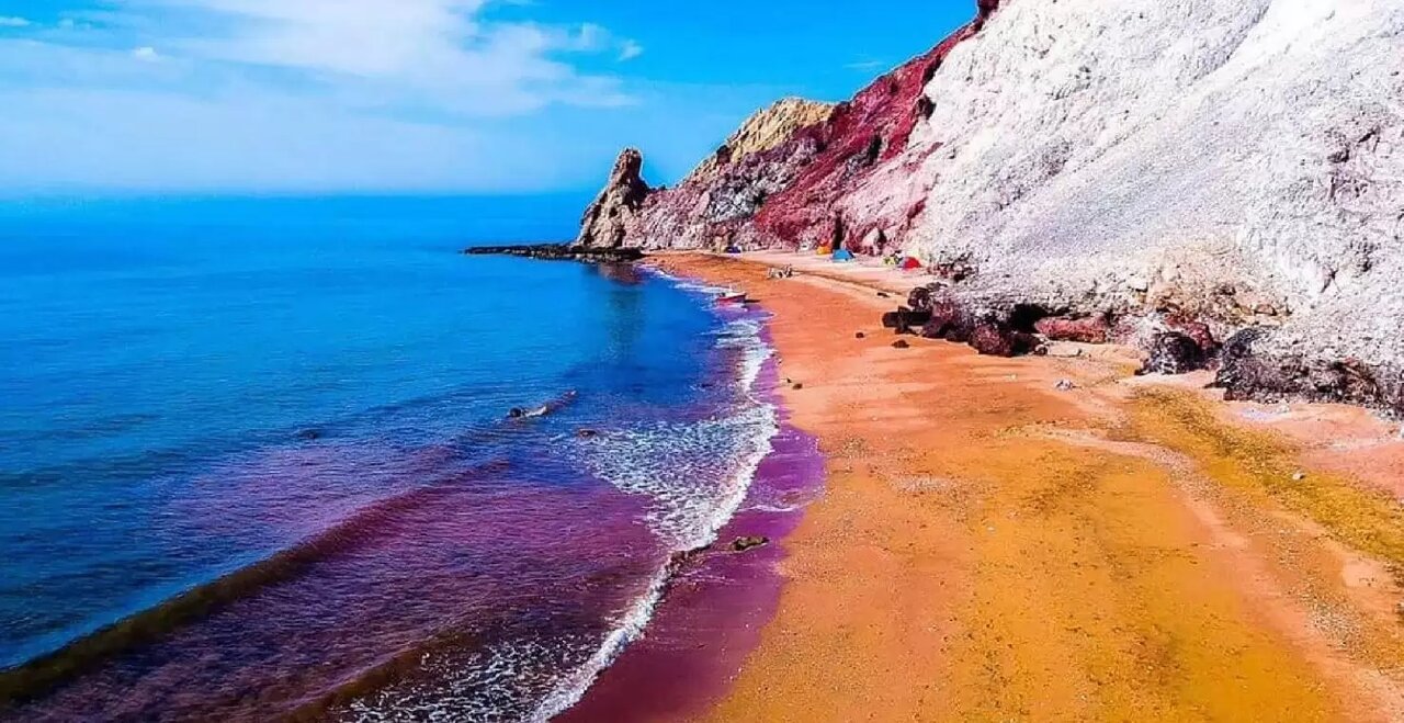 هرمز، تابلوی زندهای با رنگهایی بیرقیب