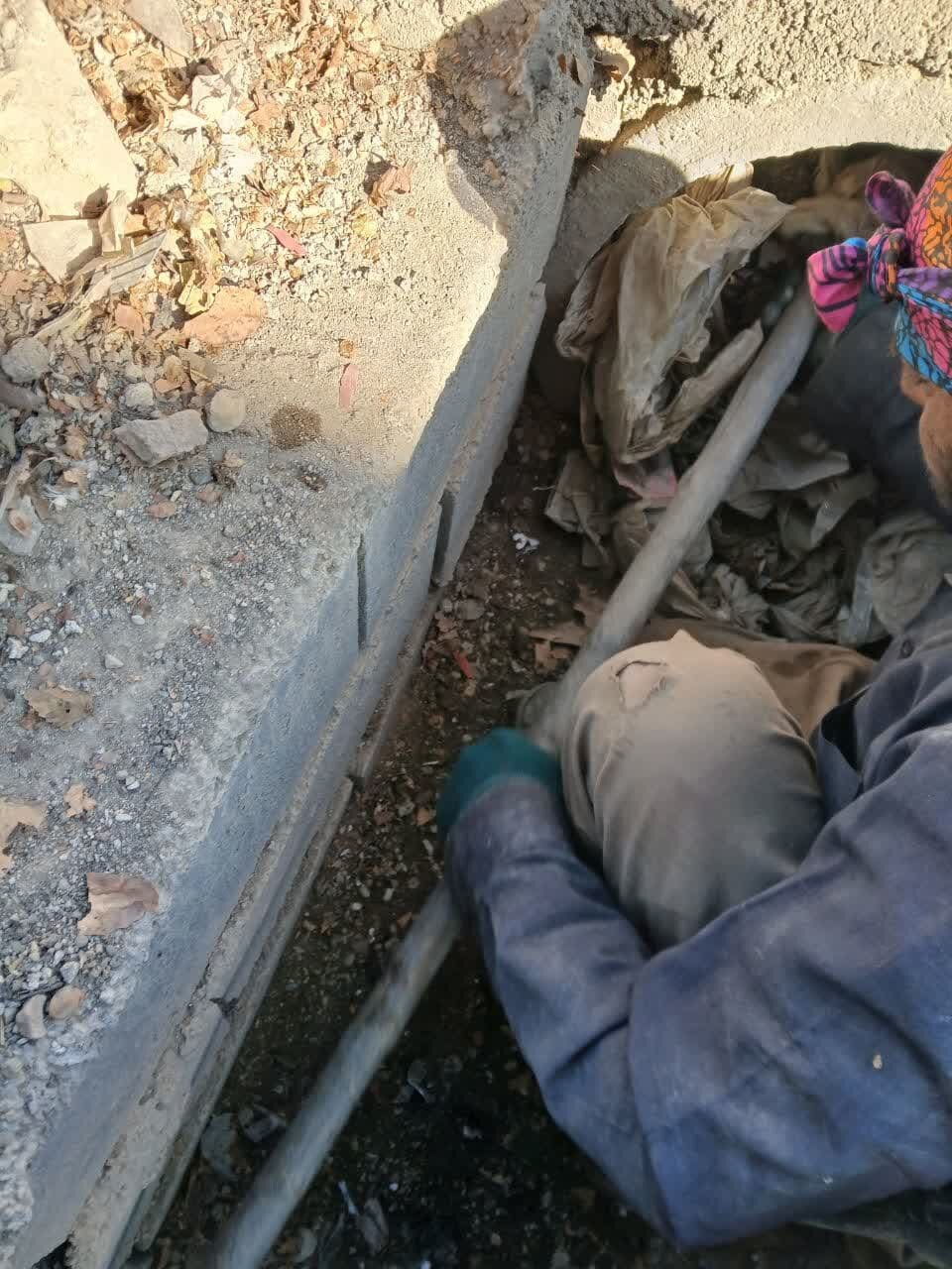 اجرای عملیات لایروبی سپتیکها و کانالهای منطقه ۹ اصفهان