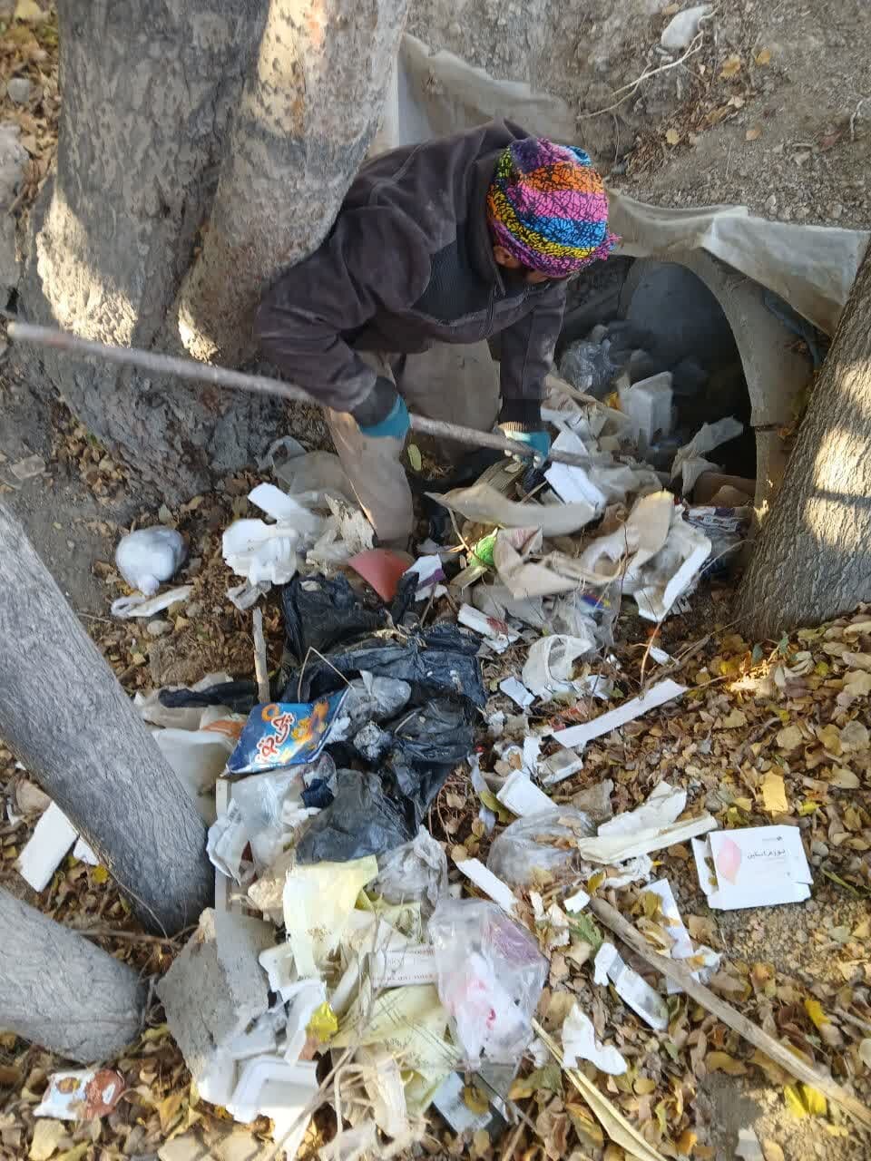 اجرای عملیات لایروبی سپتیکها و کانالهای منطقه ۹ اصفهان