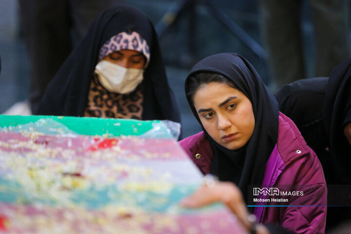 حضور پیکر مطهر شهید گمنام در مجتمع فرهنگی مطبوعاتی اصفهان