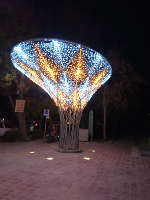 بلوار سعدی با نصب المانهای نوری روشن شد